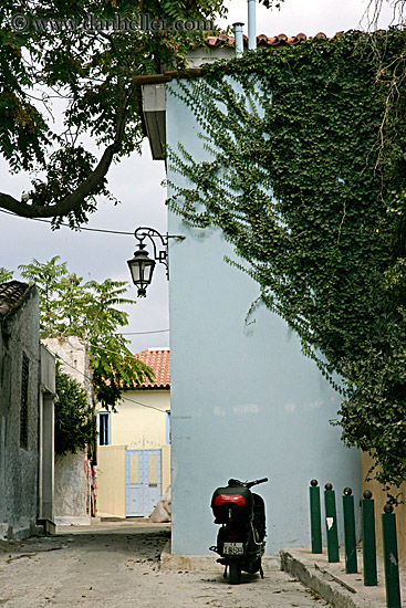 motorcycle-n-ivy-covered-bldgs.jpg