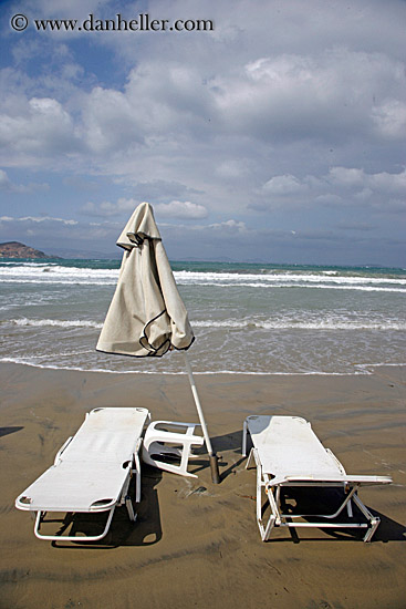 white-chaise-chairs-on-beach-w-ocean.jpg