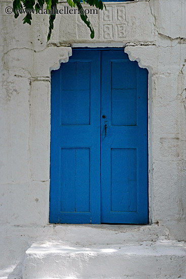 blue-wood-door-steps-n-leaves.jpg