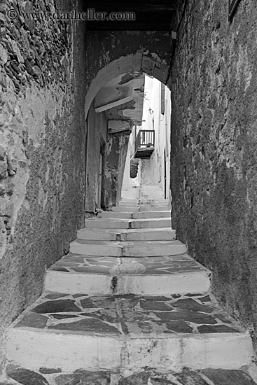 stairs-in-narrow-arched-alley-bw.jpg