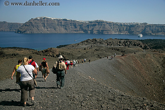 hikers-on-caldron-2.jpg