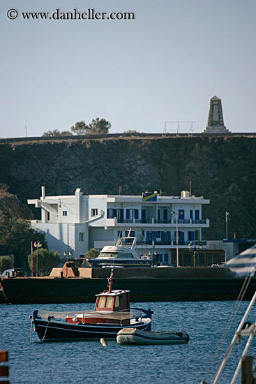 boats-n-bldg-n-monument.jpg