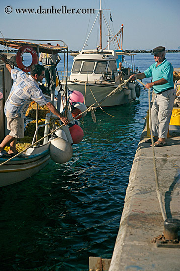 men-docking-boat-w-ropes.jpg