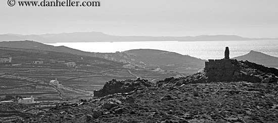 stone-monument-n-scenic-bw-pano.jpg