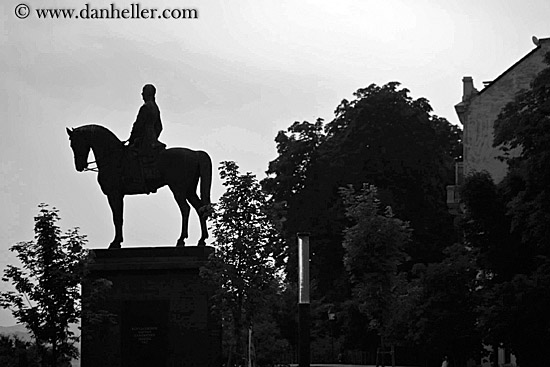 vastach-gyorgy-statue-1-bw.jpg