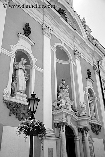 lamp_post-n-ornate-building-bw.jpg