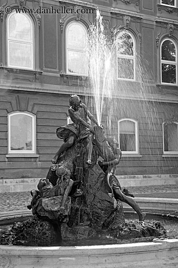 fountain-n-statue-bw.jpg