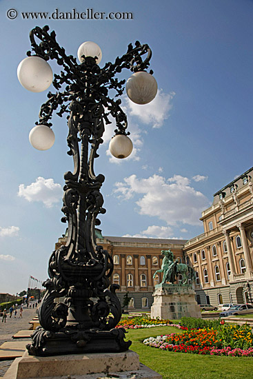 lamp_post-n-horse-statue-n-gardens.jpg