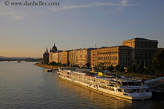 danube-n-parliament-n-ship-1.jpg