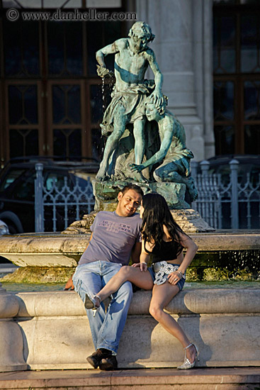 man-n-woman-w-bronz-statue-3.jpg