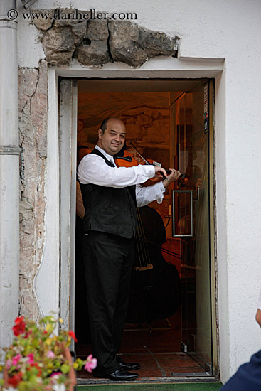 budapest-violinist-1.jpg