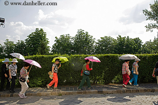 japanese-women-w-colorful-umbrellas.jpg