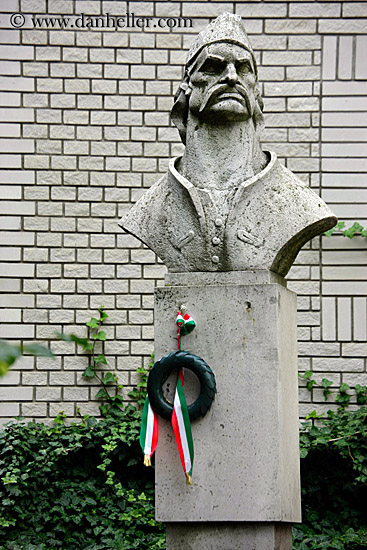 communist-head-statue.jpg