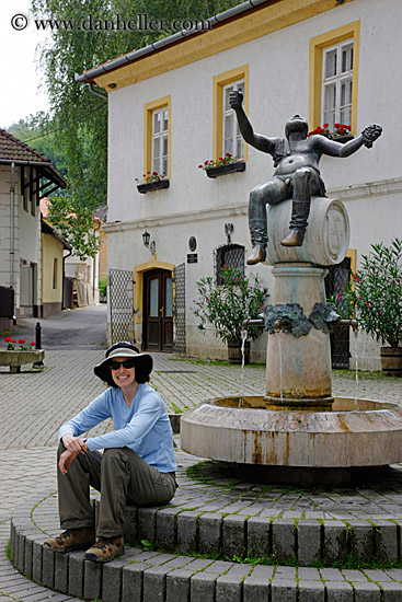 lori-on-steps-n-fountain-1.jpg