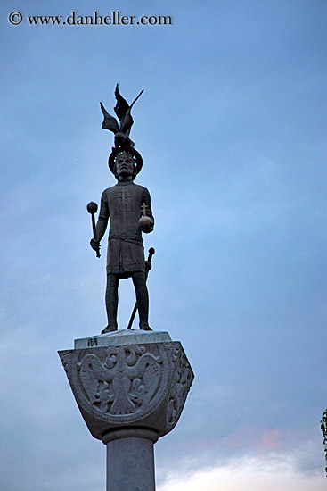 statue-n-cloudy-sky.jpg