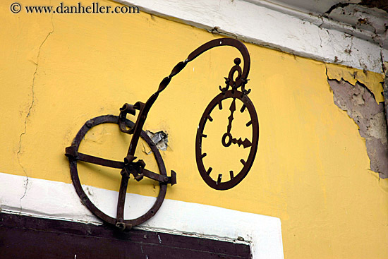 iron-clock-n-wall.jpg