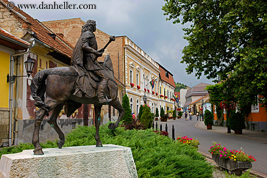 horse-statue-w-flowers.jpg