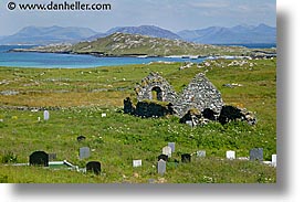 images/Europe/Ireland/Connemara/Inishbofin/ruins-graveyard-1.jpg
