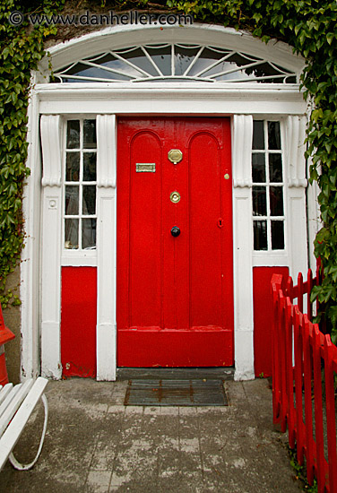 red-door-n-fence-2.jpg