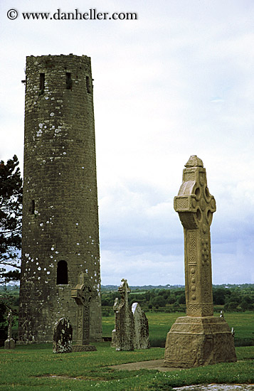 round-tower-n-grave.jpg