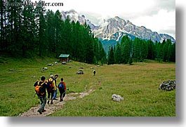 images/Europe/Italy/Dolomites/MiscMountains/tofane-hikers-1.jpg