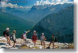 images/Europe/Italy/Dolomites/MiscMountains/val_d_ansiei-hikers-6.jpg