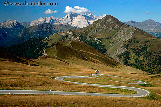 passo-giau-hut-road-1.jpg