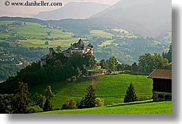 images/Europe/Italy/Dolomites/Rosengarten/Castle/castle-02.jpg