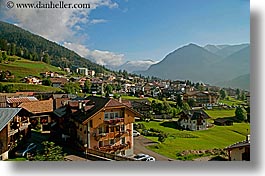 images/Europe/Italy/Dolomites/Rosengarten/Valley/hill-town-1.jpg