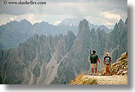 images/Europe/Italy/Dolomites/TreCimeDiLavaredo/tre_cime_di_lavaredo-hikers-2.jpg