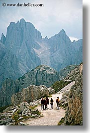 images/Europe/Italy/Dolomites/TreCimeDiLavaredo/tre_cime_di_lavaredo-hikers-5.jpg