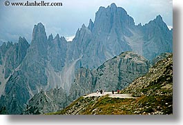 images/Europe/Italy/Dolomites/TreCimeDiLavaredo/tre_cime_di_lavaredo-hikers-7.jpg