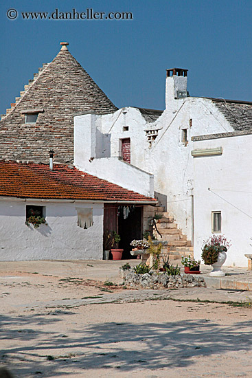 white-wash-house-n-trulli-1.jpg