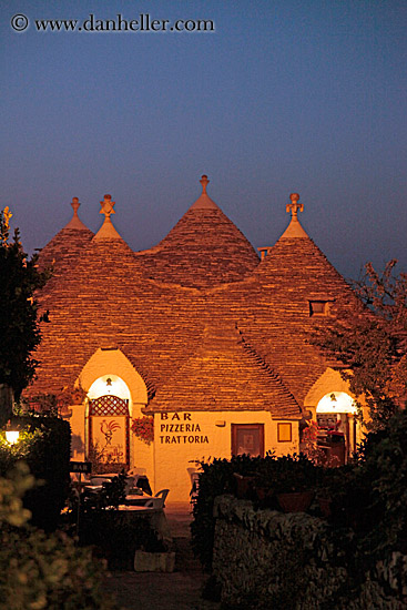 pizzeria-at-nite-03.jpg