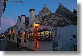 images/Europe/Italy/Puglia/Alberobello/Buildings/Town/street-of-trulli-stores-05.jpg