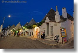 images/Europe/Italy/Puglia/Alberobello/Buildings/Town/street-of-trulli-stores-12.jpg