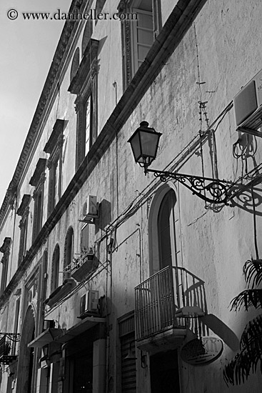 street_lamp-n-bldg-bw.jpg