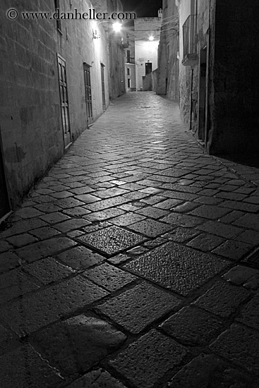 cobblestone-narrow-street-2-bw.jpg