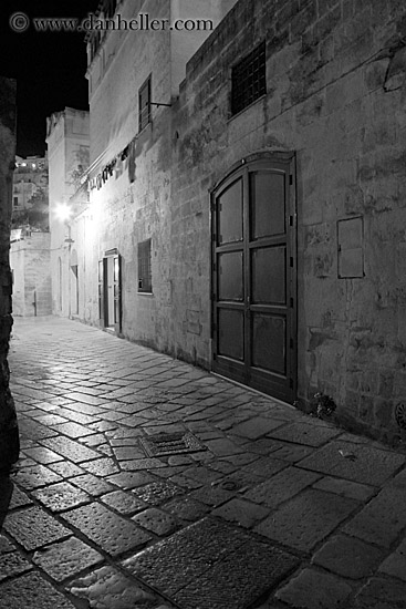 cobblestone-narrow-street-3-bw.jpg