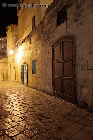cobblestone-narrow-street-4.jpg
