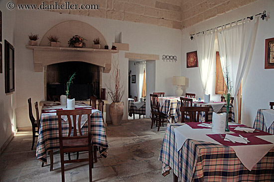 dining-room-table-n-fireplace-4.jpg