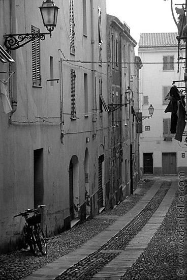 bike-in-alley-bw.jpg