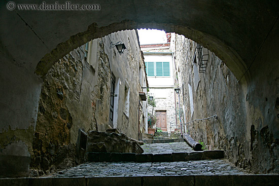 arch-n-narrow-street.jpg