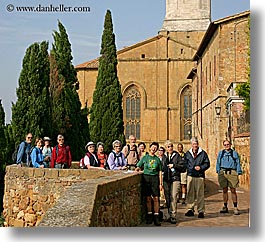 europe, groups, horizontal, italy, people, pienza, tourists, tours, towns, tuscany, photograph