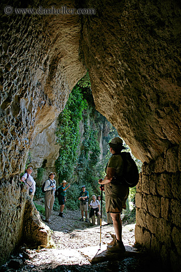 hiking-in-etruscan-cuts-12.jpg