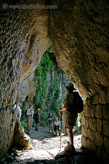 hiking-in-etruscan-cuts-12.jpg