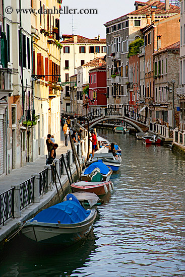 boats-in-canal-01.jpg