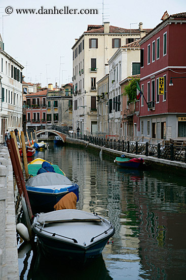 boats-in-canal-02.jpg