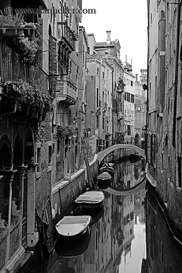 boats-in-canal-04.jpg