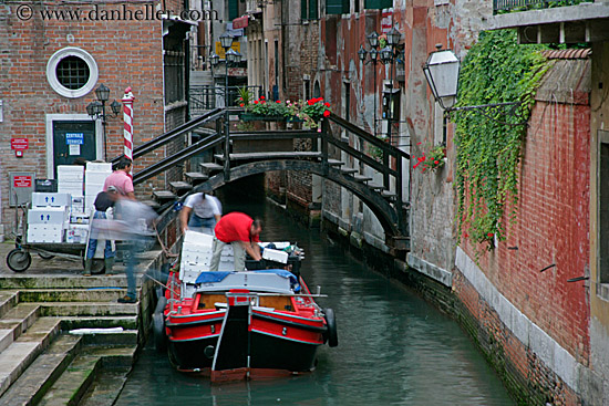 boats-in-canal-06.jpg